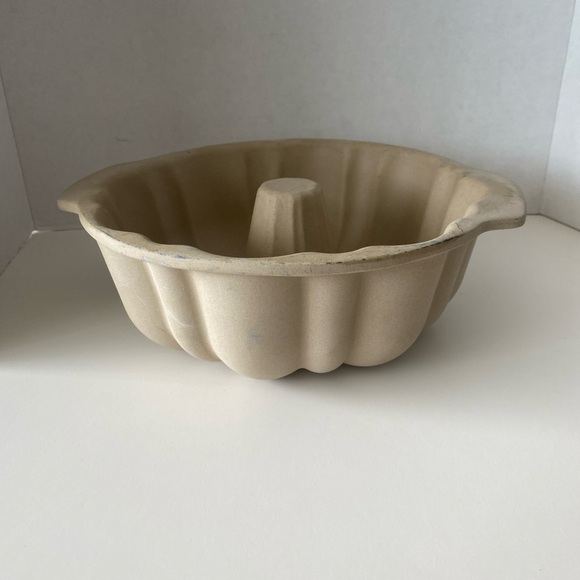 The pampered Chef stoneware 10 inch fluted Bundt cake pan 1440 - Picture 1 of 7